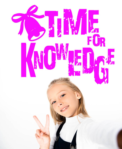 Schülerin zeigt Siegeszeichen beim Selfie auf weißem Hintergrund, Zeit für Wissensabbildung - Foto, Bild