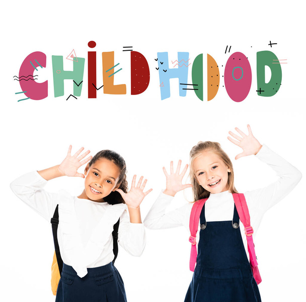 multikulturní školačky zobrazující křídově zbarvené ruce izolované na bílém izolovaném pozadí, ilustrace z dětství - Fotografie, Obrázek
