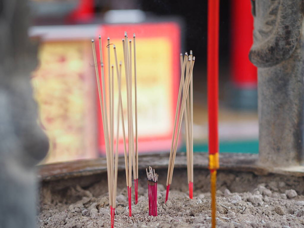 quemador de incienso palo de incienso en una olla en el acto, palos de oss con humo para rezar en templo Buddhism - Foto, Imagen