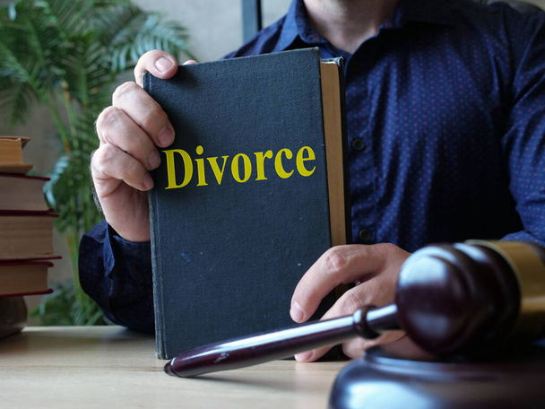 Развод показан на концептуальной бизнес-фотографии - Фото, изображение
