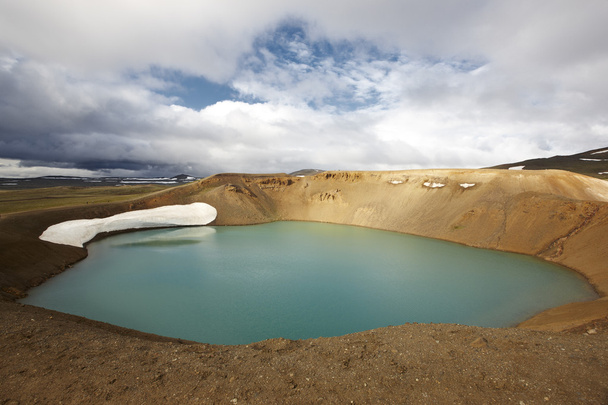 Islândia. Cratera Stora-Viti com água. Inclinação com neve
. - Foto, Imagem