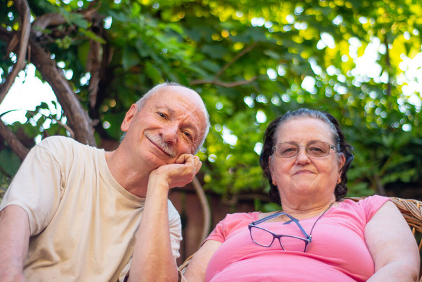 Starsza para ciesząca się letnim dniem na świeżym powietrzu - Zdjęcie, obraz