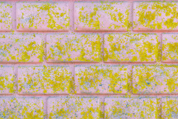Régi tégla kerítés festett rózsaszín. Rózsaszín fal borított gyönyörű moha - Fotó, kép
