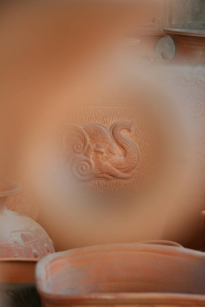 Ollas talladas a mano de loza tailandesa dispuestas en un patrón de arte tailandés - Foto, imagen