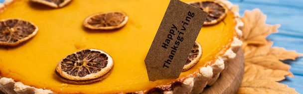 close up view of decorated pumpkin pie with happy thanksgiving card, panoramic shot - Foto, Imagem