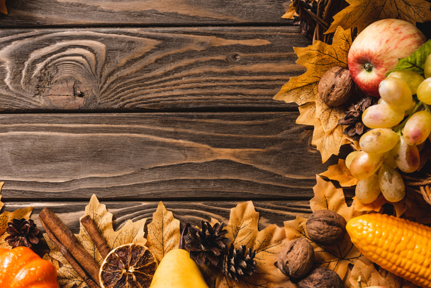 felső nézet őszi betakarítás és dekoráció barna fa háttér - Fotó, kép