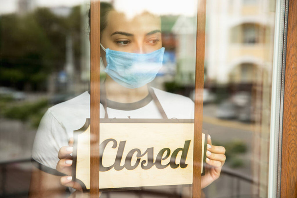 Closed sign on the glass of street cafe or restaurant - 写真・画像