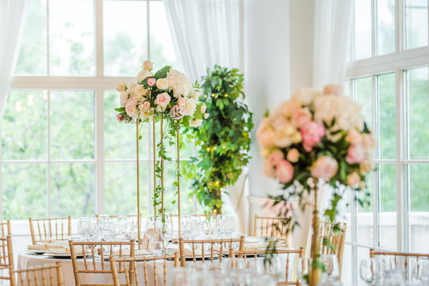 Luxusní dekorace svatebního stolu. Je nastavena tabulka zvláštních událostí. Čerstvé květinové dekorace. - Fotografie, Obrázek