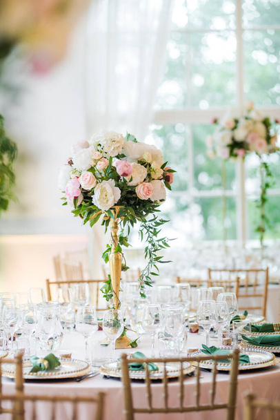 Роскошное украшение свадебного стола. Специальный стол для мероприятий. Декорация свежих цветов. - Фото, изображение