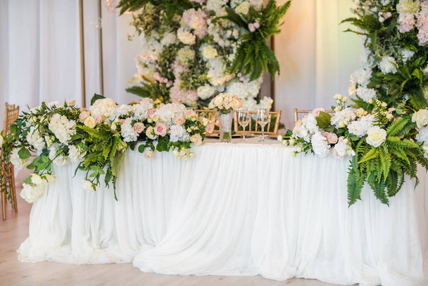 Lüks düğün masası dekorasyonu. Özel etkinlik masası kuruldu. Taze çiçek süslemesi. - Fotoğraf, Görsel