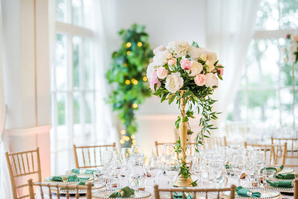 Lüks düğün masası dekorasyonu. Özel etkinlik masası kuruldu. Taze çiçek süslemesi. - Fotoğraf, Görsel
