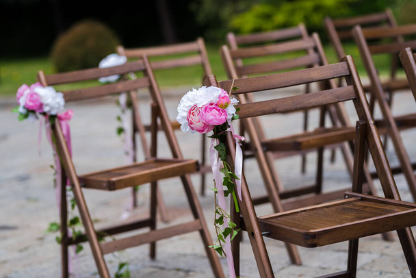 Čerstvé květinové židle dekorace pro venkovní svatební obřad - Fotografie, Obrázek
