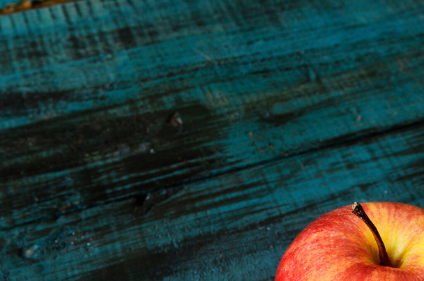 Manzana roja sobre superficie de madera, manzana aislada, fondo de madera, manzana fruta roja - Photo, image