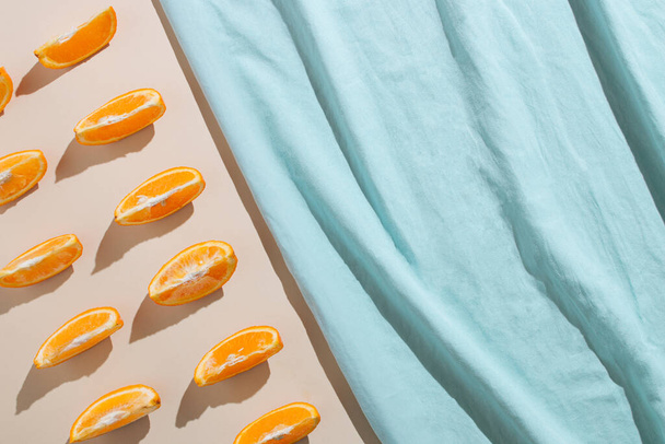 Scène estivale avec des tranches fraîches de serviette de plage orange et bleue. Esthétique minimale. - Photo, image