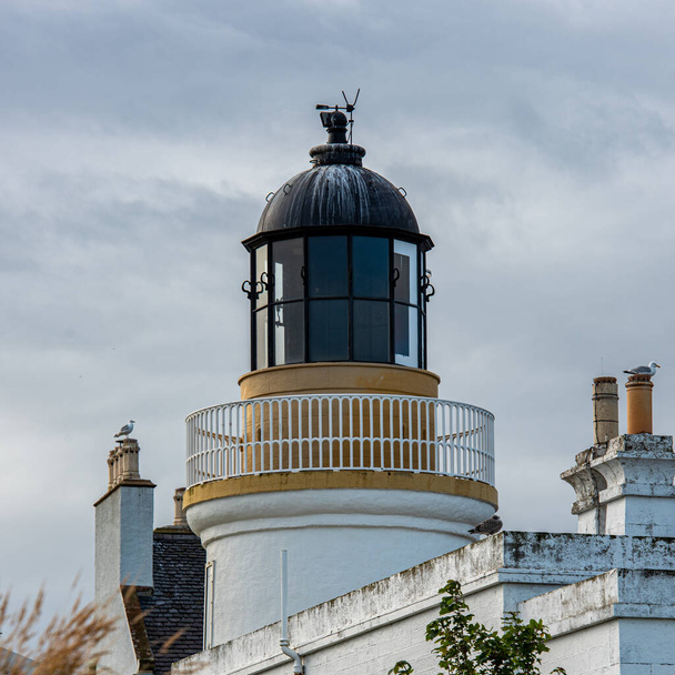 Cromarty Lighthouse fue diseñado por el tío de Robert Louis Stevenson, Alan Stevenson. Entró en funcionamiento en 1846 En el extremo noreste de la Isla Negra ayudó a guiar a los barcos desde el Moray Firth hasta el Cromarty Firth.. - Foto, imagen