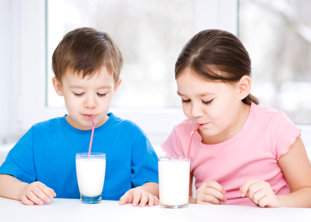 Fille et garçon boivent du lait frais savoureux
 - Photo, image