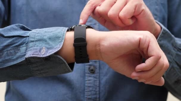 Uomo in camicia utilizzando Smartwatch - Filmati, video