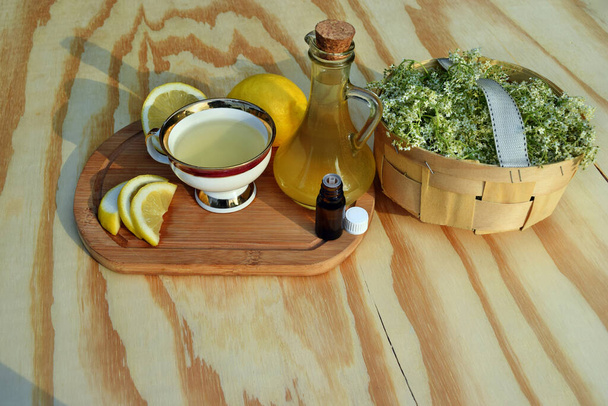 Boisson santé de fleurs de sureau sur une table en bois - Photo, image
