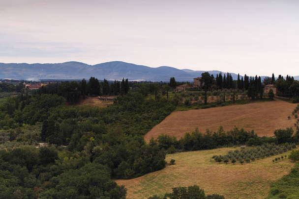 Sabahın erken saatlerinde San Gimignano yakınlarındaki Toskana manzarası - Fotoğraf, Görsel