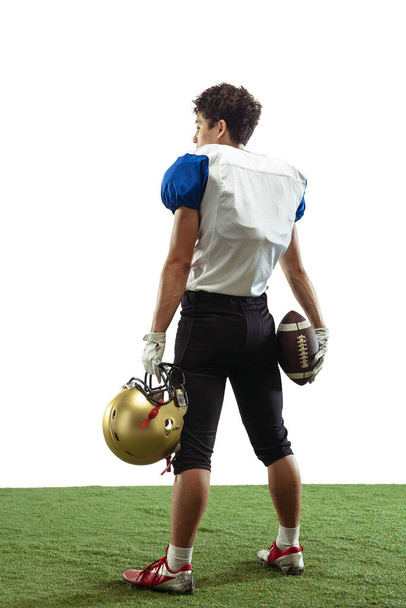 Giocatore di football americano in azione isolato su sfondo bianco - Foto, immagini