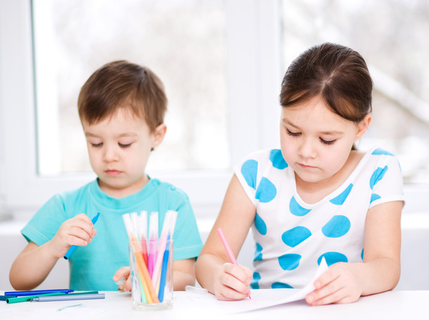 Les petits enfants dessinent sur du papier blanc
 - Photo, image