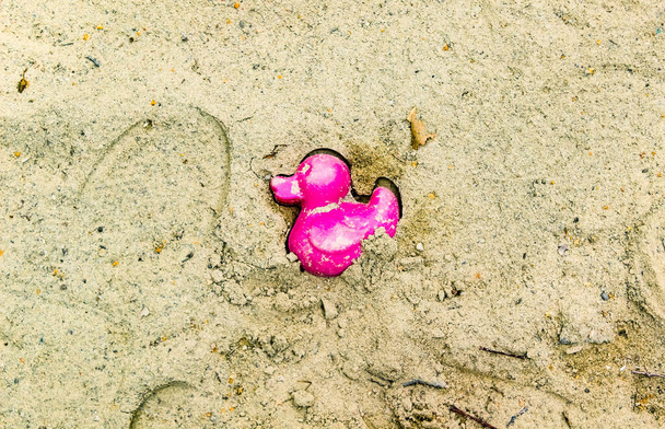 おもちゃのビーチセットからの図は、砂の上に横たわっている。閉じろ!. - 写真・画像
