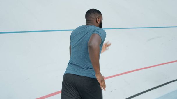 Um afro a correr no bom caminho. masculino corredor jogging no atletismo pista
 - Foto, Imagem