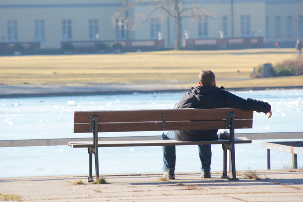 samotny mężczyzna na ławce - Zdjęcie, obraz