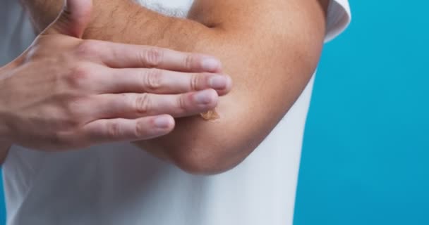 Homem com dor no cotovelo recebendo massagem terapêutica com gel medicinal
 - Filmagem, Vídeo