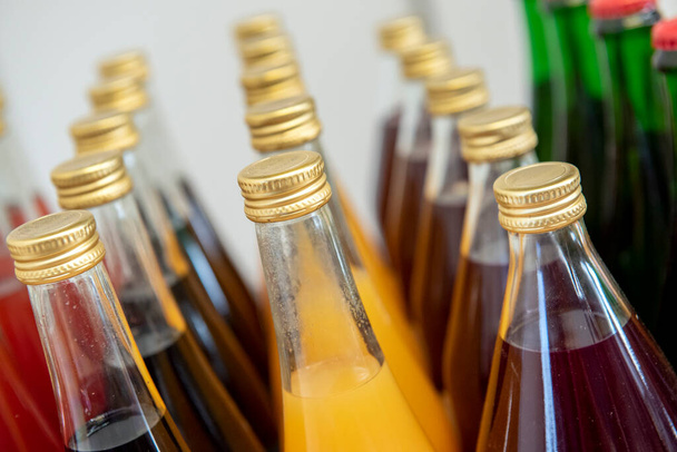 stock de botellas de vidrio de jugo de manzana - Foto, imagen