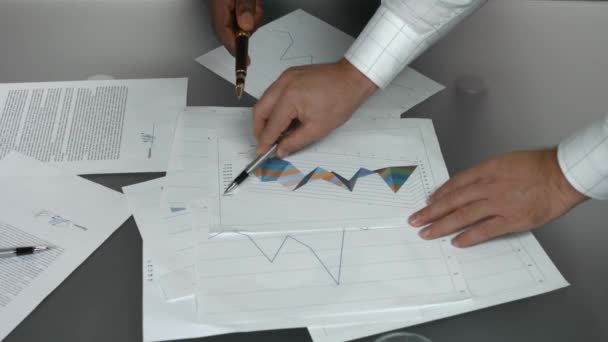 ビジネスチャートと手の紙にグラフを - 映像、動画
