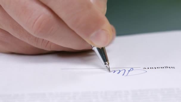 επιχειρηματίας υπογράφει ένα έγγραφο επιχειρηματική συμφωνία υπογραφή της σύμβασης - Πλάνα, βίντεο