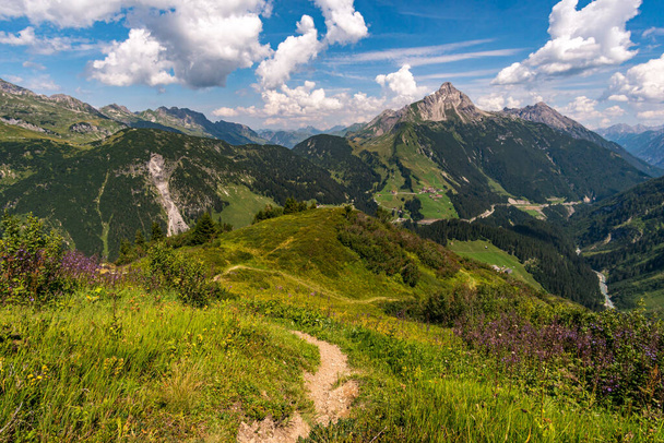 Wspinaczka na Karhorn Via Ferrata w pobliżu Warth Schrocken w Górach Lechquellen w Vorarlberg Austria - Zdjęcie, obraz