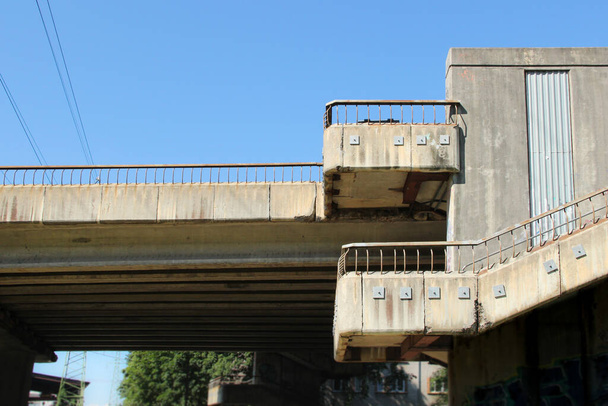 Schody dla pieszych w dzielnicy przemysłowej. Stare cementowe schody prowadzące na chodnik na moście. - Zdjęcie, obraz