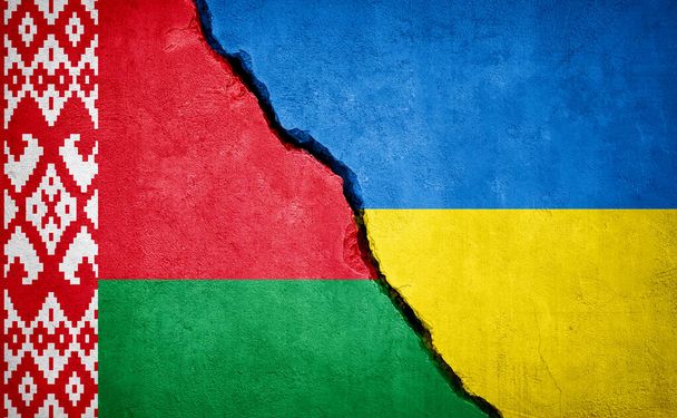 Bielorussia e Ucraina conflitto. Bandiere di campagna su un muro rotto. Illustrazione. - Foto, immagini