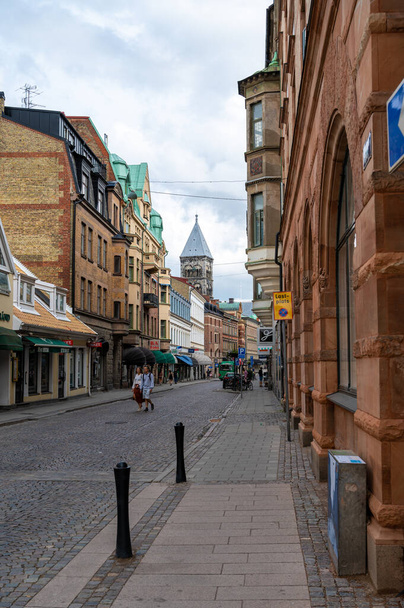Lund, Švédsko - 2. srpna 2020: Obvykle rušná ulice je během karantény Covid-19 zcela prázdná - Fotografie, Obrázek