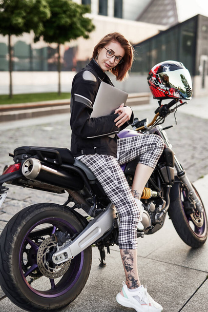 Красива дівчина на стильному спортивному мотоциклі
 - Фото, зображення