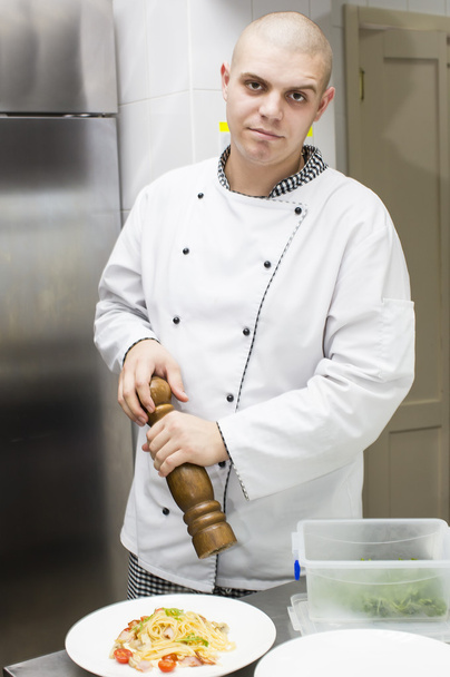 шеф-повар готовит еду на кухне - Фото, изображение