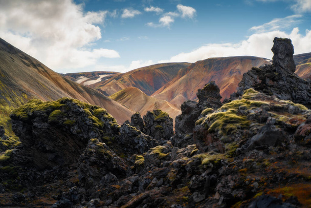 Барвисті гори на Landmannalaugar в природному заповіднику Фятлабак, Південна Ісландія. Чудовий краєвид - Фото, зображення