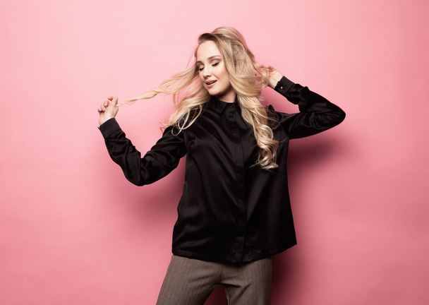 Young blond woman in blouse and pants, wearing sunglasses . - Foto, immagini