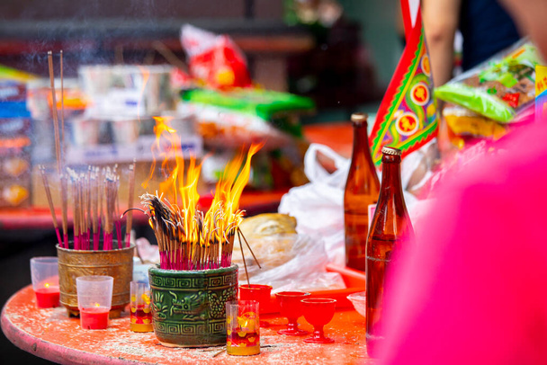 Pratiques religieuses traditionnelles chinoises, Purdue de Zhongyuan, Festival du fantôme chinois, croyants brûlent de l'encens, bénédiction, brûleur d'encens sur le feu - Photo, image