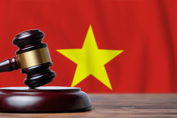 Concetto di giustizia e di corte nella Repubblica socialista del Vietnam. Martello giudice su uno sfondo bandiera. - Foto, immagini