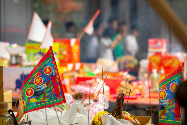 Chinese traditionele religieuze praktijken, Zhongyuan Purdue, Chinese Ghost Festival, het aanbieden van offers aan geesten en goden - Foto, afbeelding