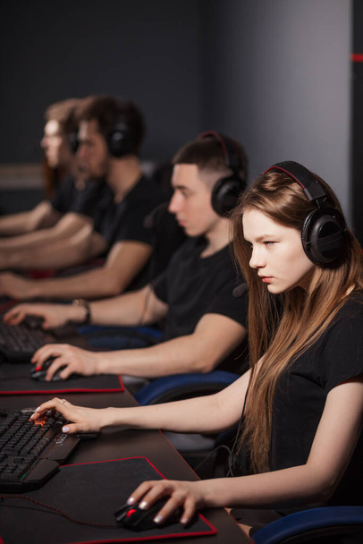 Woman in team of eSport Gamers Playing Video Games on a cyber games contest. - Foto, Imagen