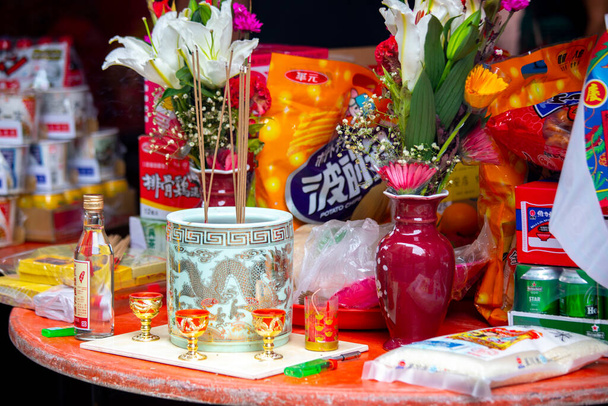 Prácticas religiosas tradicionales chinas, Zhongyuan Purdue, Chinese Ghost Festival, ofreciendo sacrificios a fantasmas y dioses - Foto, imagen