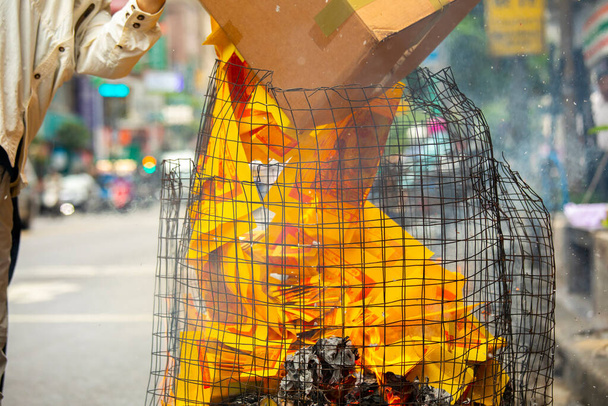Čínské tradiční náboženské praktiky, Zhongyuan Purdue, čínský festival duchů, věřící spálil papírové peníze - Fotografie, Obrázek