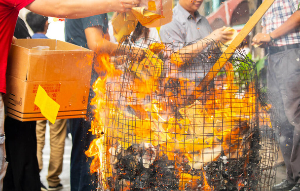 Čínské tradiční náboženské praktiky, Zhongyuan Purdue, čínský festival duchů, věřící spálil papírové peníze - Fotografie, Obrázek