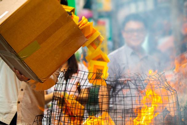 Chinesische traditionelle religiöse Praktiken, Zhongyuan Purdue, Chinesisches Geisterfest, Gläubige verbrannten Papiergeld - Foto, Bild