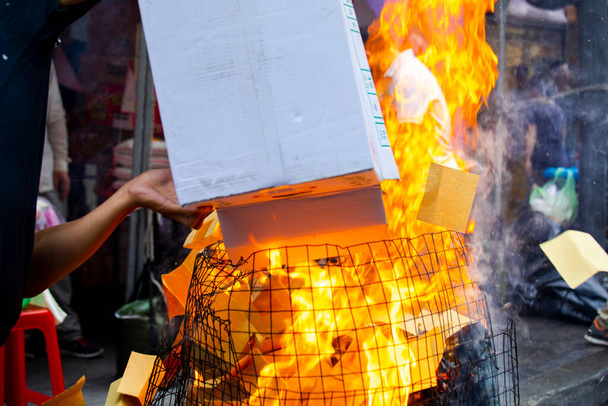 Chińskie tradycyjne praktyki religijne, Zhongyuan Purdue, Chinese Ghost Festival, wierzący spalił papierowe pieniądze - Zdjęcie, obraz