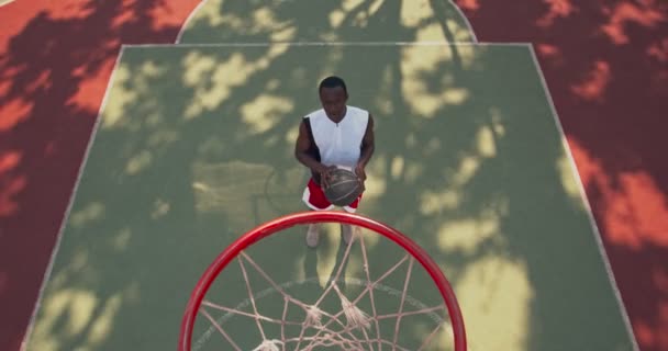 Professional african american basketball player throwing ball into hoop - Footage, Video